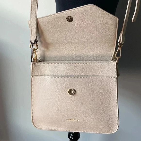 Espe| Crossbody Vegan Purse - Picture 4 of 9